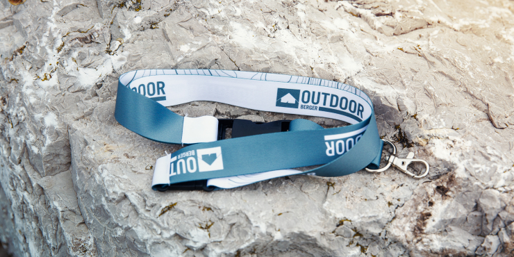 Lanyard ein Haken und Schnappverschluss_Sicherheitsverschluss auf einem Stein