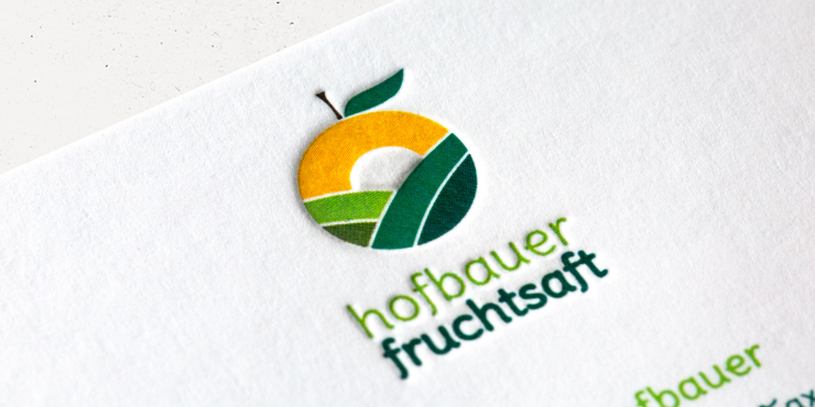 Nahaufnahme von einer Letterpress-Visitenkarte auf Multiloftkarton