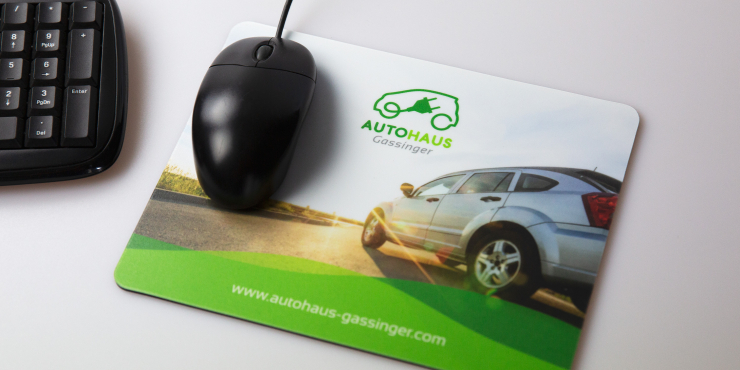 bedrucktes Mousepad auf einem Schreibtisch