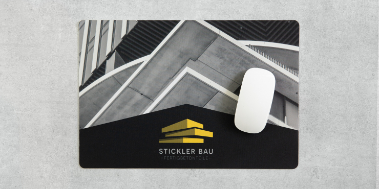 Textil Mousepad auf grauem Hintergrund