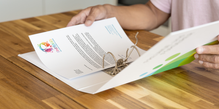 Jemand blättert einen Ordner durch