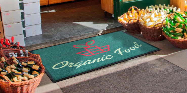 Große bedruckte Fußmatte bei Eingangstüre