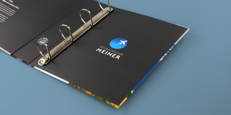 Schwarz bedruckter Ringbuchordner auf blauem Hintergrund