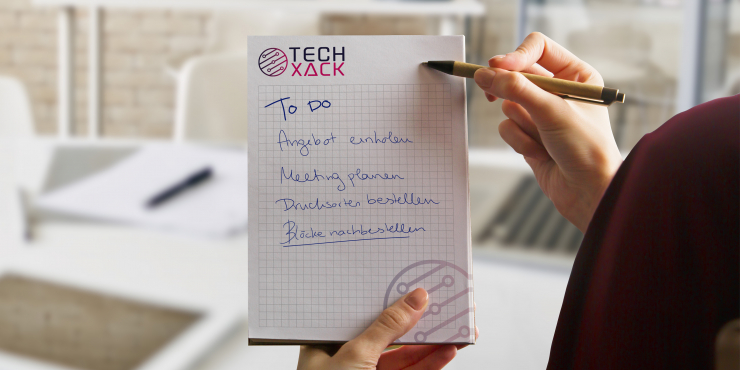 Frau schreibt auf einen bedruckten Block