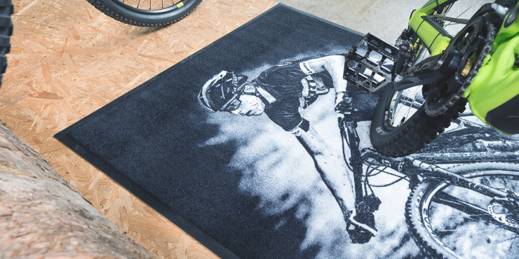 Große bedruckte Fußmatte bei Eingangstüre