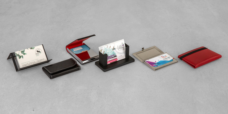 Verschiedene Visitenkarten-Etuis und Visitenkartenhalter in unterschiedlichen Farben und in unterschiedlichen Materialien