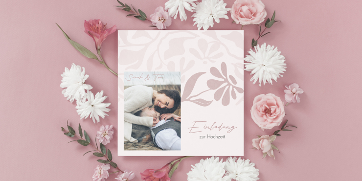 Hochzeitseinladung mit Blumen in rosanem Design