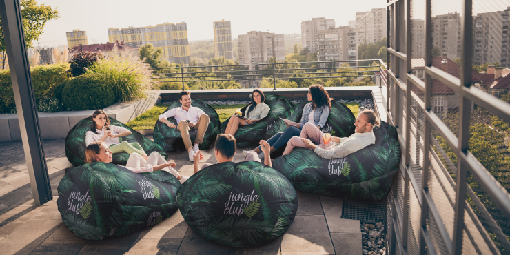 Personen auf Individuell bedruckte Sitzmöbel auf Terrasse