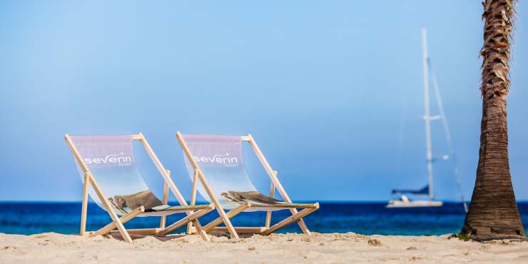 Einzel-Liegestuhl am Strand
