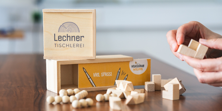 Individuell bedrucktes Karten-Würfelset auf Geschicklichkeitsspiel übereinander auf Tisch Puzzle