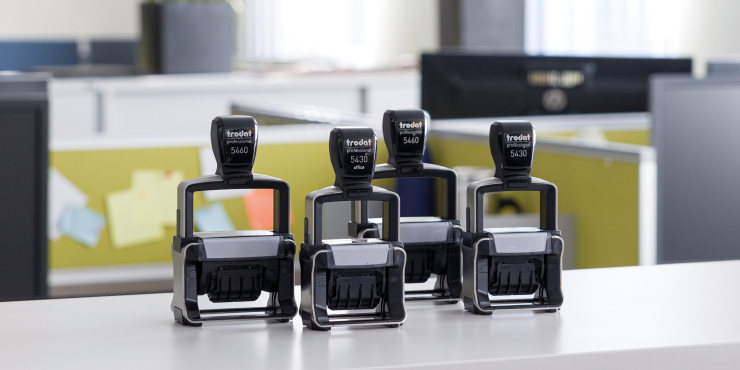 Verschiedene Trodat Professional Stempel auf Bürotisch