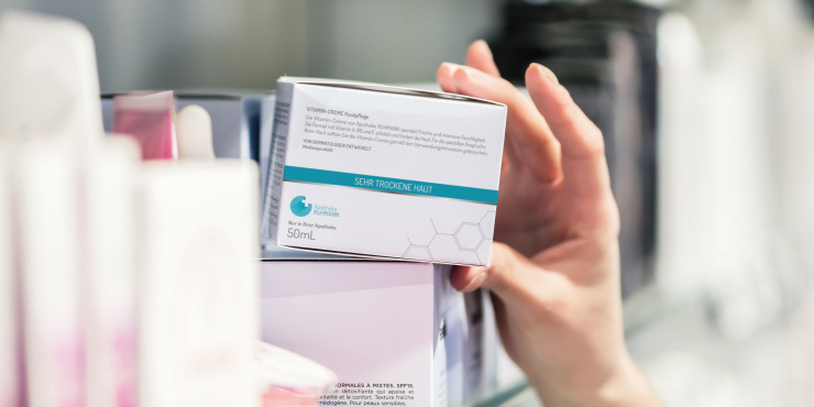 Frau hält individuelle Verpackung