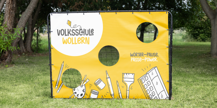 Individuell gestaltete Torwand mit Fussballtor, das drei Löcher zum Durchschiessen hat, steht in einem Park
