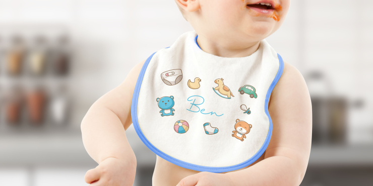 Individuell bedrucktes Babylätzchen an Baby