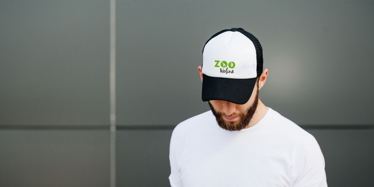 Individuell bedruckte Kappe auf Mann der vor Wand steht