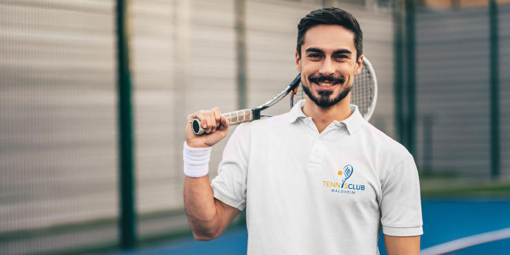 Individuell bedrucktes Polo Shirt an Mann der Tennis spielt