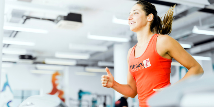 Frau trägt T-Shirt mit Rundhalsausschnitt beim Sport