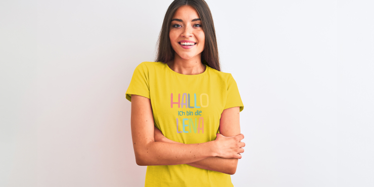 Frau trägt individuell bedrucktes T-Shirt