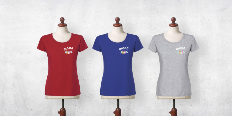 Drei Kleiderpuppen mit individuell bedruckten basic kurzarm T-Shirts