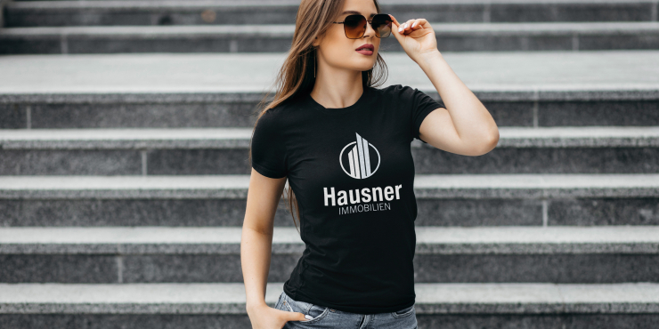 Junge Dame trägt basic kurzarm T-Shirt mit individuellem Druck