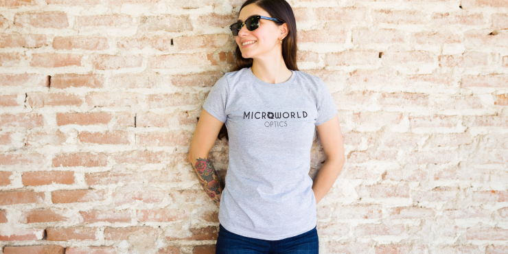 Dame trägt kurzärmliges organic T-Shirt mit Druck