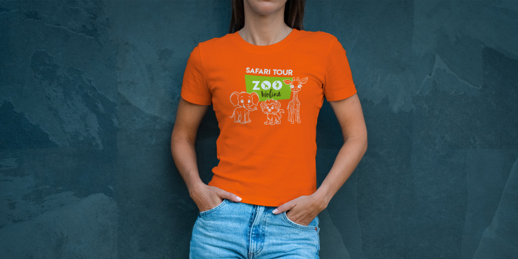 Dame trägt individuell bedrucktes organic T-Shirt mit kurzen Ärmeln