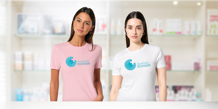 Zwei Frauen tragen individuell bedruckte organic Kurzarm T-Shirts