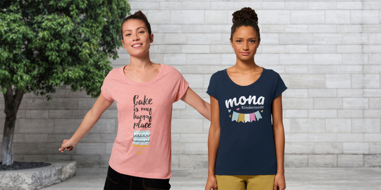 Zwei junge Damen tragen individuell bedruckte T-Shirt mit kurzen Ärmeln