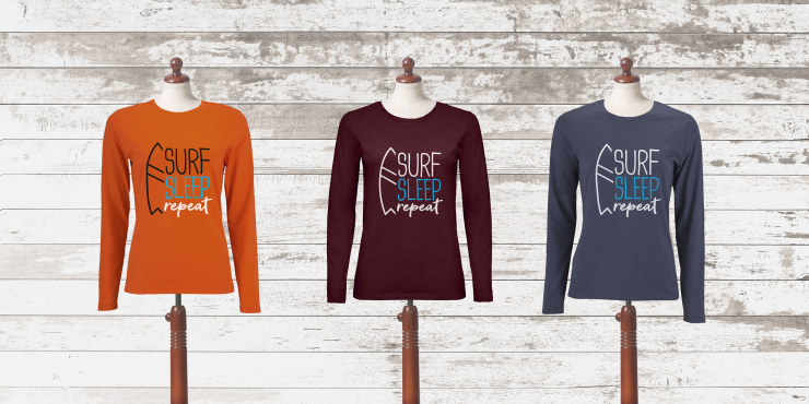 Drei Kleiderpuppen mit basic langarm T-Shirts in unterschiedlichen Farben für Damen