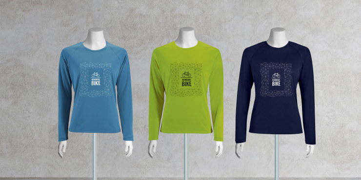 Drei Kleiderpuppen mit basic langarm T-Shirts in unterschiedlichen Farben