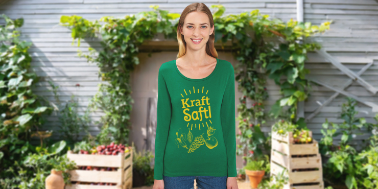 Dame mit individuell bedrucktem organic Langarm T-Shirt grün