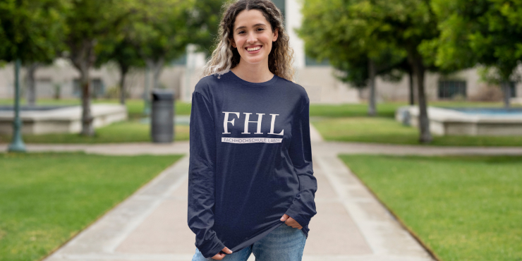Frau mit individuell bedruckten langarm T-Shirt blau