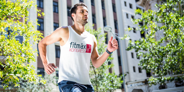 Mann trägt bedrucktes premium T-Shirt ohne Ärmel beim Sport