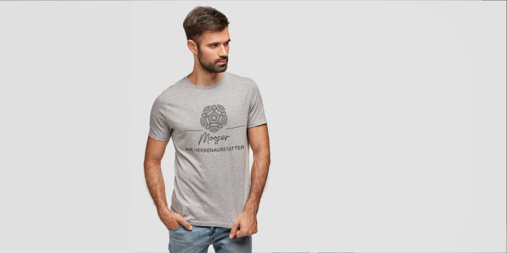 Mann trägt graues T-Shirt mit kurzen Ärmeln