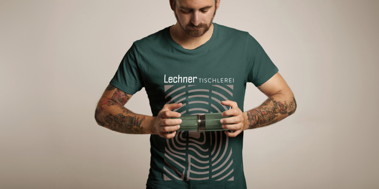 Mann trägt T-Shirt mit Rundhalsausschnitt und Logo