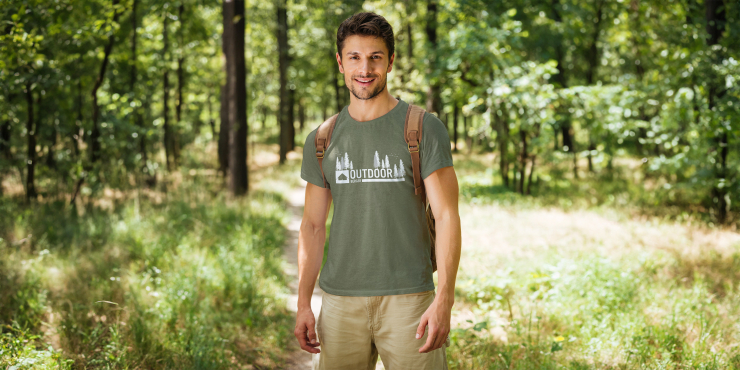 Junger Herr steht im Wald und trägt ein individuell bedrucktes basic T-Shirt mit kurzen Ärmeln