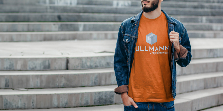 Mann trägt basic T-Shirt mit Logo