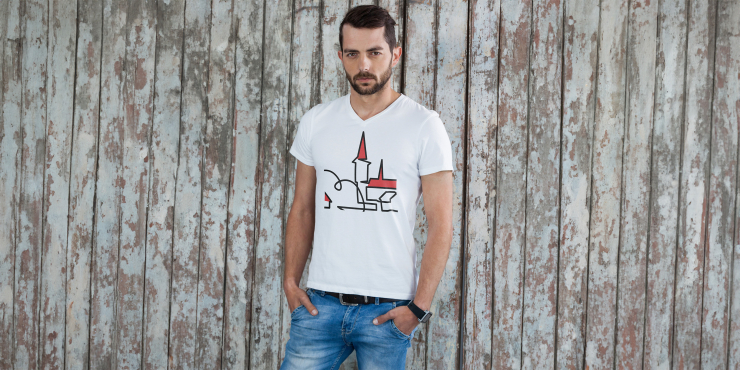 Mann trägt mit Logo bedrucktes basic T-Shirt 