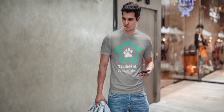 Herr trägt ein basic T-Shirt mit individuellem Druck