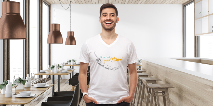Mann in Restaurant trägt kurzes brasic T-Shirt mir Logo des Restaurants