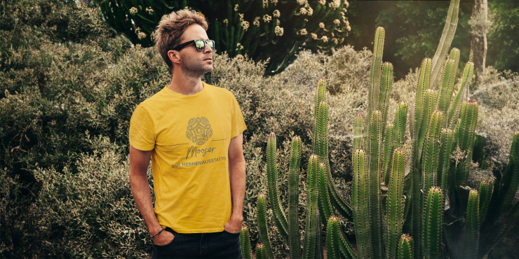 Junger Mann trägt individuell bedrucktes organic T-Shirt mit in gelb