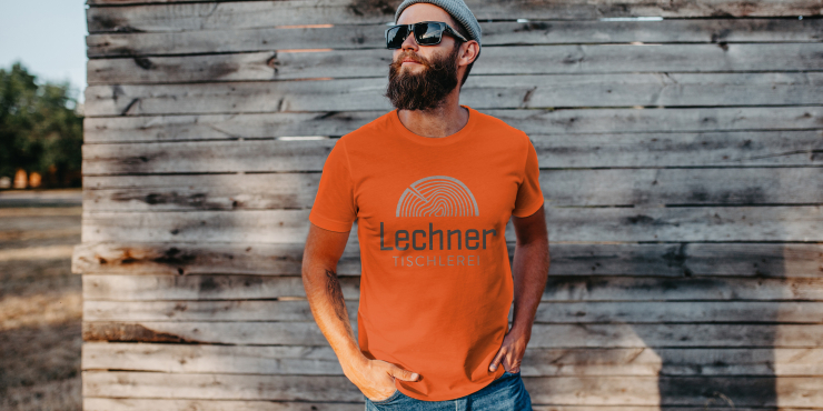 Mann trägt organic T-Shirt mit Ärmeln und individuellem Druck