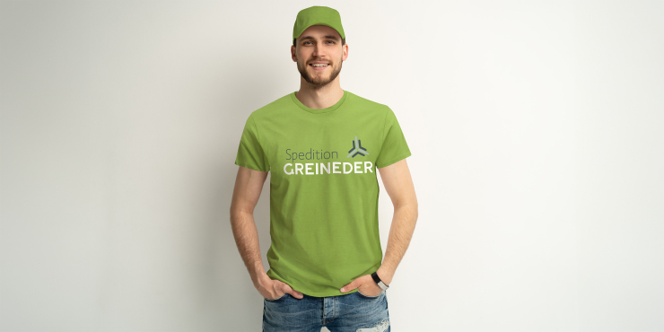 Mann trägt grünes T-Shirt von SOL'S® auf dem ein Logo eines Unternehmens zu sehen ist