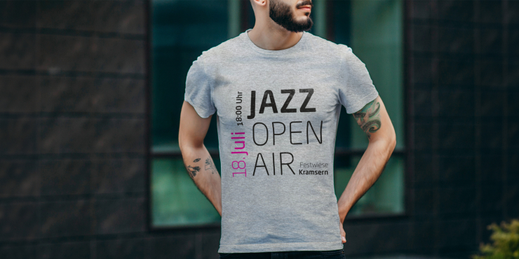 Mann trägt individuell bedrucktes T-Shirt von SOL'S® auf dem Werbung für eine Veranstaltung zu sehen ist