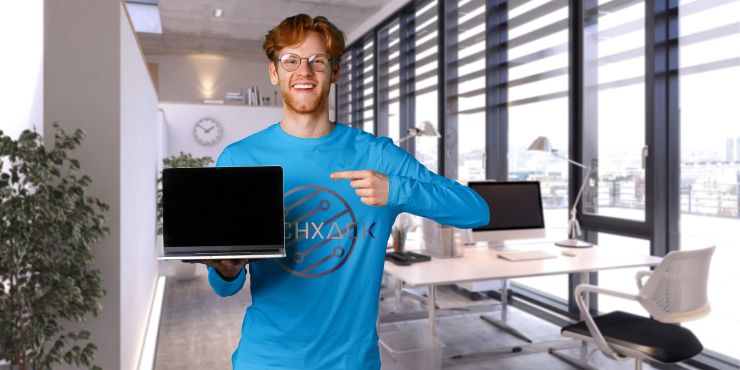 Junger Mann trägt T-Shirt mit Logo bedruckt und hält einen Laptop