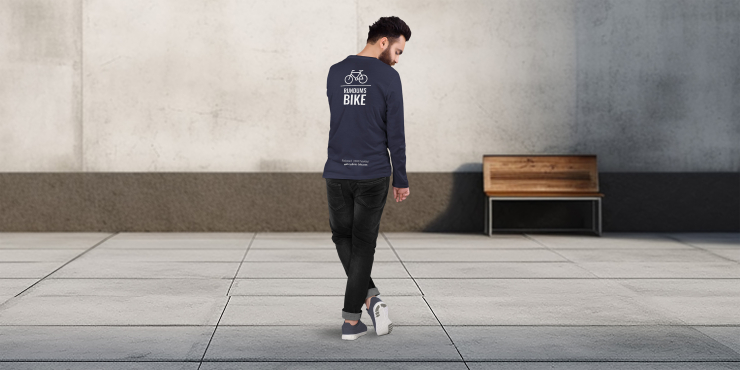 Mann trägt langarm T-Shirt mit individuellem Druck auf dem Rücken blau