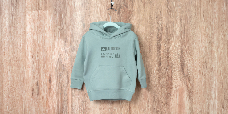 Kinder Stanley/Stella-Hoodie in Eisgrün mit Aufdruck auf der Vorderseite und am linken Ärmel