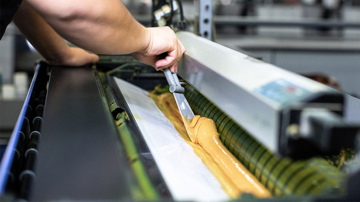 Person arbeitet an einer Maschine