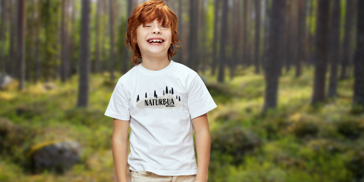 Bub trägt bedrucktes basic T-Shirt und lacht