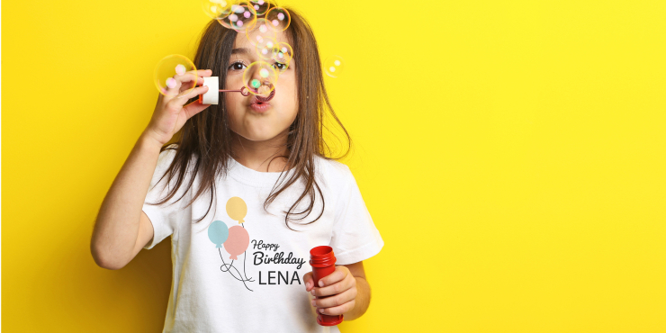 Junges Mädchen trägt kurzes basic T-Shirt mit individuellem Druck